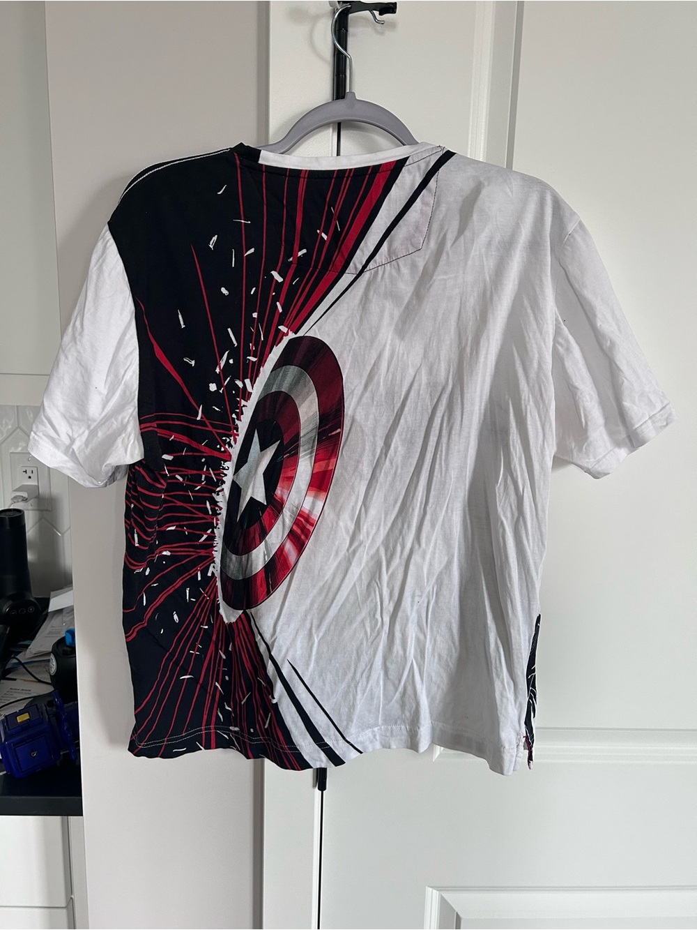 Robert Graham Marvel Captain In Charge Graphic T-Shirt Short Sleeve Collectible - Picture 3 of 7